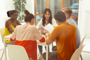 5 Studierende sitzen um einen Tisch und lernen gemeinsam 