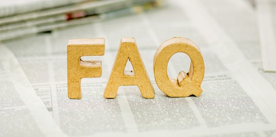 Schriftzug FAQ auf Zeitung platziert