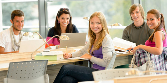 Seminarsituation 6 Studierende in hellem Unterrichtsraum blicken lächelnd in Richtung Kamera