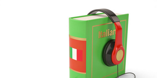 Aufgestelltes Buch in Grün mit Aufschrift Italienisch, Kopfhörer auf dem Buch platziert