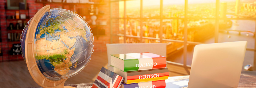 Weltkugel und Sprachlehrbücher
