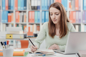 Studierende in Bibliothek am Schreiben 