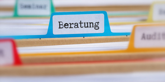 Suspension file with file tab, file tab bears the inscription "Beratung" (counselling)