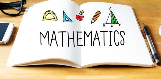 Aufgeschlagenes Buch mit Aufschrift "Mathematik"