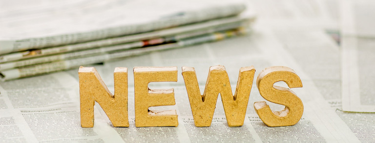 News Schriftzug "News" auf Zeitung