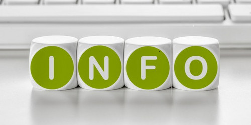 Schriftzug in Grün "Info", im Hintergrund weiße Tastatur