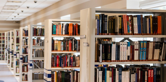 Bücherregale in Bibliothek