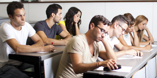 Studierende im Hörsaal in Prüfungssituation