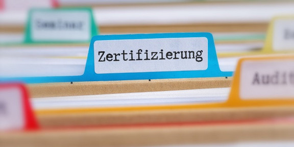 Hängeakten mit Aktenreiter "Zertifzierung"