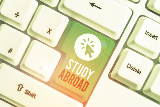 Tastatur Enter Taste mit Aufschrift "Study Abroad"