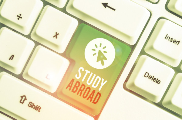 Tastatur Enter Taste mit Aufschrift "Study Abroad"