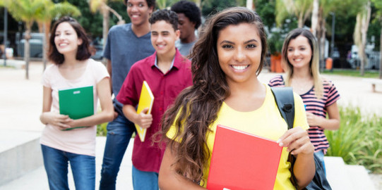 Internationale Studierende Gruppe internationale Studierende im Freien auf den Betrachter zukommend