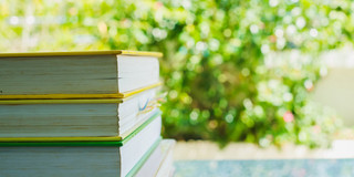 Bücher Bücher auf Tisch, Baum im Hintergrund