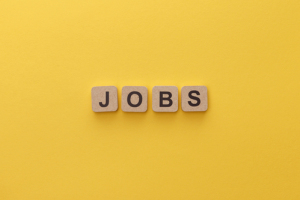 Schriftzug "Jobs" auf gelben Hintergrund