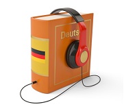 Aufgestelltes Buch in Orange mit Aufschrift Deutsch, Kopfhörer auf dem Buch platziert